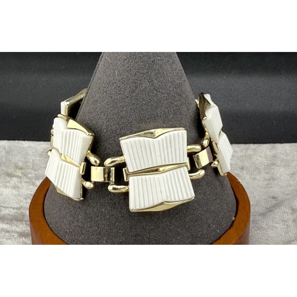 Vintage Coro Bracelet Acrylic Thermoset White Gold Tone 7"‎
